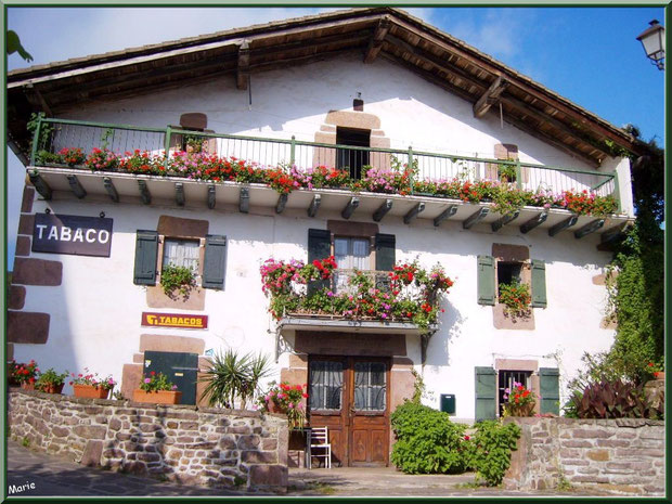 Commerce au coeur du village de Zugarramurdi, Pays Basque espagnol