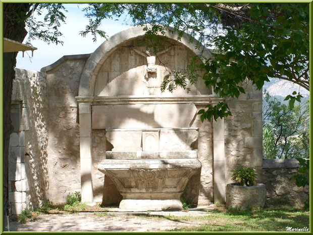 Monument expiatoire dans les jardins de l'ancien monastère de la chapelle Notre Dame de Beauregard, village d'Orgon, entre Alpilles et Lubéron (13)