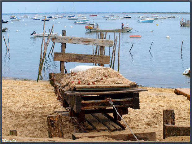 Brouette (appelée chez nous, en langage local, "wagonne"), filet de pêche et corps-mort en bordure de plage, Village ostréicole de L'Herbe, Bassin d'Arcachon (33)