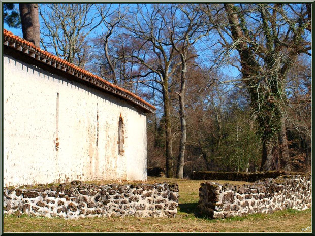 L'airail avec vue d'un côté de la chapelle Saint-Roch à Saugnacq-et-Muret (40)