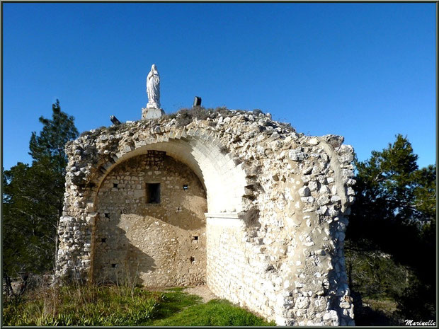 La statue de la Vierge Marie au-dessus des ruines du vieux château sur les hauteurs du village d'Eygalières dans les Alpilles, Bouches du Rhône