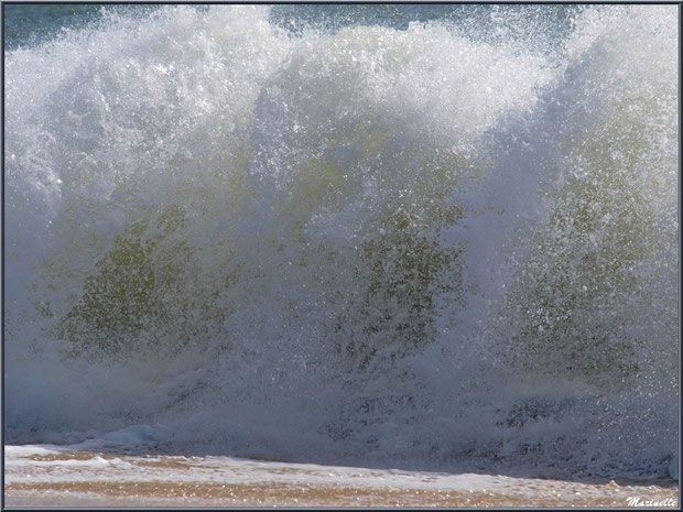 Vague en éclat en bord de plage à "La Pointe" au Cap Ferret