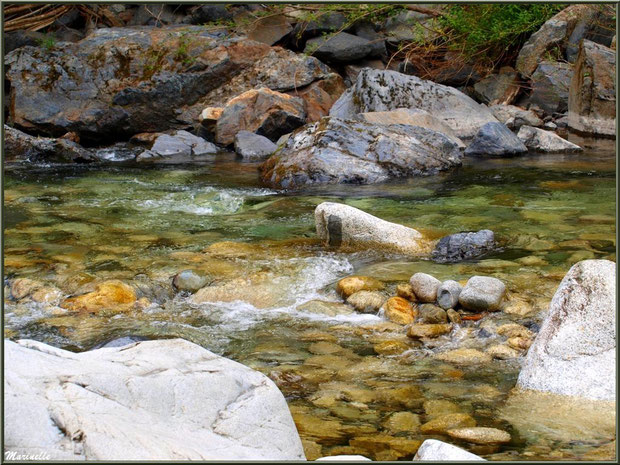 Pierres et remous dans le Gave d'Ossau entre les Eaux-Chaudes et Gabas, Vallée d'Ossau (64)