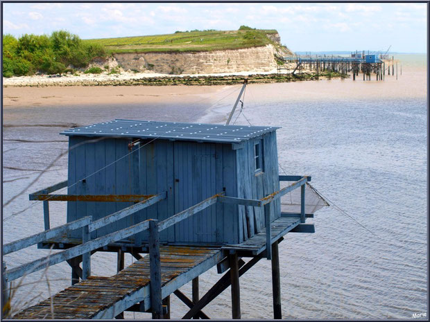 Un carrelet à ponton en bord de la Gironde à Talmont-sur-Gironde (Charente-Maritime) avec en face les falaises du Caillaud et ses carrelets