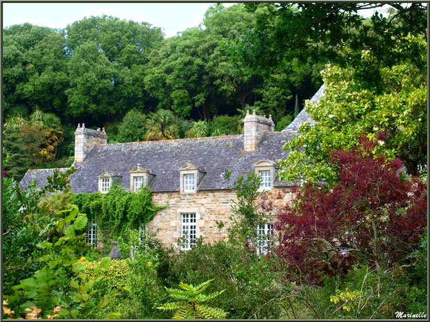 Les bâtiments de l'ancienne ferme rénovée dans les Jardins du Kerdalo à Trédarzec, Côtes d'Armor  (22)