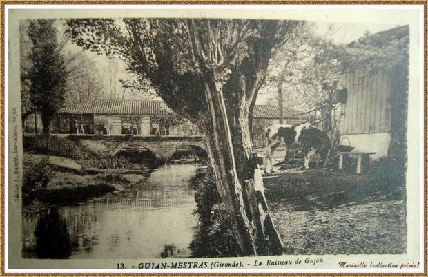 Gujan-Mestras autrefois :  aux environs de 1920, le pont et le ruisseau avec, en fond, le moulin à eau Daney (aujourd'hui "La Savane") enjambant le Cours de Verdun (à l'époque Route Départementale), Bassin d'Arcachon (carte postale, collection privée)