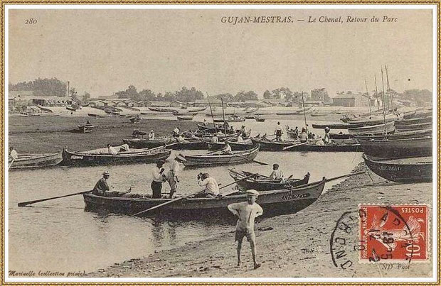 Gujan-Mestras autrefois : en 1910, darse principale du Port de Larros (avec le moulin en fond), Bassin d'Arcachon (carte postale, collection privée)