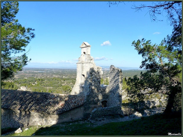 La chapelle des Pénitents et vue panoramique au village d'Eygalières dans les Alpilles, Bouches du Rhône