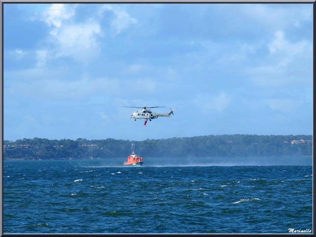 Exercice d'hélitroyage par les sauveteurs en mer au large d'Arcachon, Bassin d'Arcachon (33)
