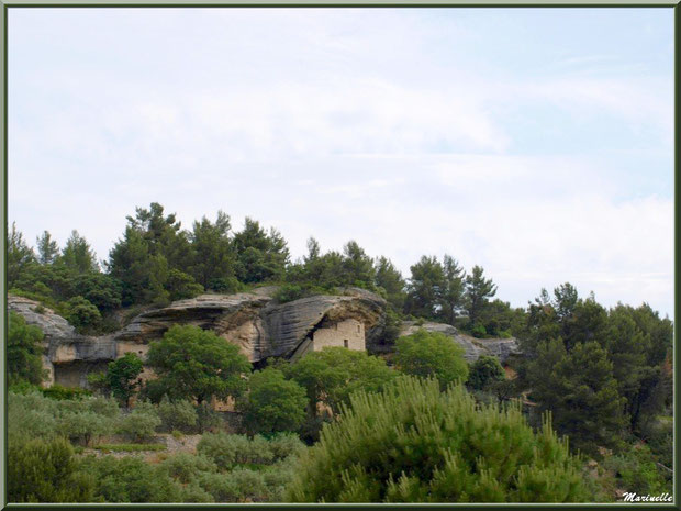 Habitat troglodyte sur la route menant à Goult, Lubéron - Vaucluse (84)