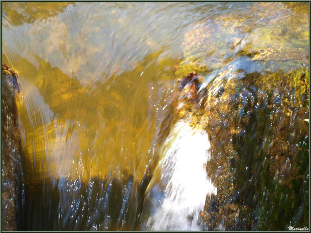 Reflets d'or à l'une des écluses et sa cascade sur le Canal des Landes au Parc de la Chêneraie à Gujan-Mestras (Bassin d'Arcachon)