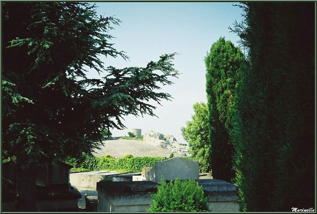 Le cimetière avec vue sur le moulin à vent, Château des Baux-de-Provence, Alpilles (13)