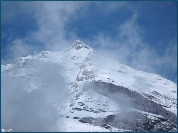 Les Pyrénées au coeur des nuages dans la Vallée d'Ossau aux environs de Laruns (64), en avrill 2013 depuis Laruns