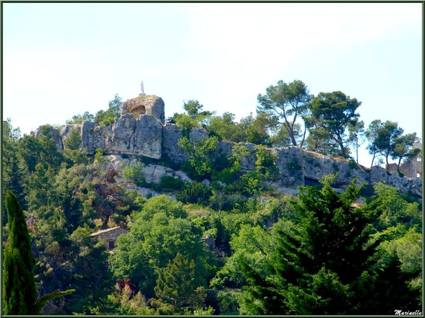 La statue de la Vierge Marie au-dessus des ruines du vieux château sur les hauteurs du village d'Eygalières dans les Alpilles, Bouches du Rhône