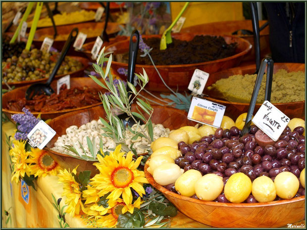 Marché de Provence, mardi matin à Vaison-la-Romaine, Haut Vaucluse (84), étal d'olives, tapenades, ail et citrons confits