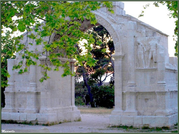 L'Arc de Triomphe des Antiques, en fin d'après-midi, à Saint Rémy de Provence, Alpilles (13)