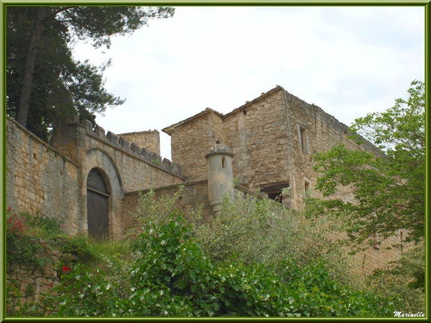 Fortifications anciennes dans le village d'Oppède-le-Vieux, Lubéron (84)