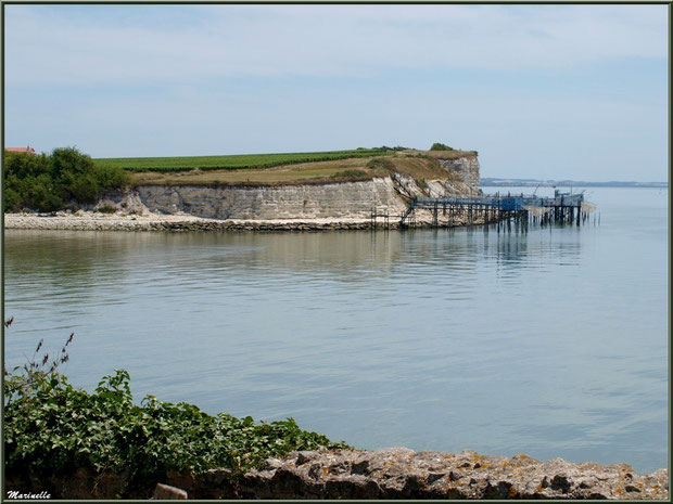 Les falaises du Caillaud et ses carrelets à ponton depuis Talmont-sur-Gironde, Charente-Maritime