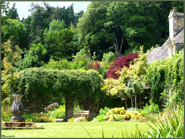 Jardin à l'entrée, face au Manoir - Les Jardins du Kerdalo à Trédarzec, Côtes d'Armor (22)  