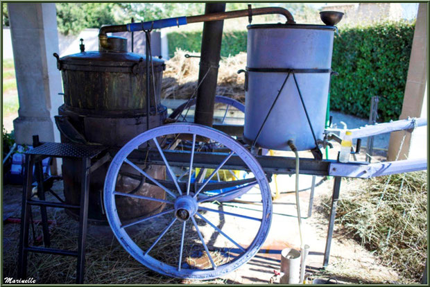 Le "Musée de la Lavande" à Coustellet (84), exposition extérieure d'outils anciens : alambic ambulant