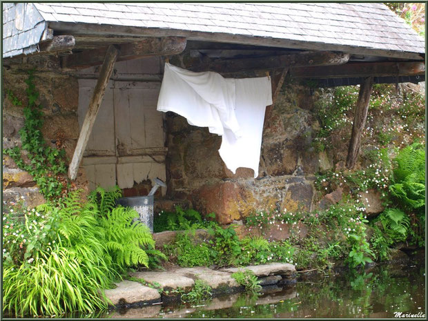 Lavoir et scène lavandière reconstituée sur Le Trieux, Pontrieux, Côte d'Armor (22) 