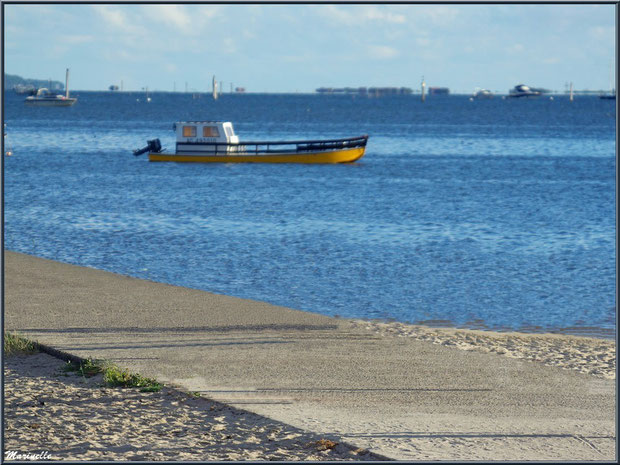 La jetée d'Arès avec le Bassin à marée haute et la plage de chaque côté (Bassin d'Arcachon)