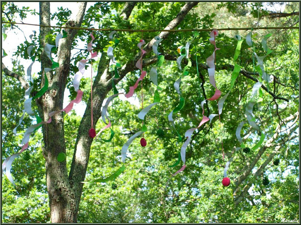 Suspension décorative entre les arbres à la Fête de la Nature 2013 au Parc de la Chêneraie à Gujan-Mestras (Bassin d'Arcachon) 