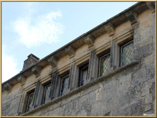 Bâtisse avec fenêtres à vitraux, Baux-de-Provence, Alpilles (13) 