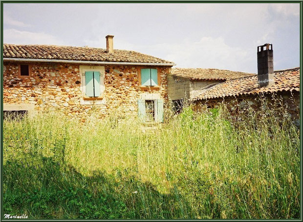 Bâtisse sur la route menant au village de Roussillon, Lubéron (84)