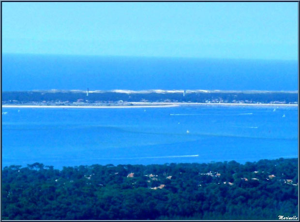 La Teste Pyla, le Bassin et le Cap Ferret en face avec son phare et le sémaphore puis l'océan Atlantique à l'horizon, Bassin d'Arcachon vu du ciel (33)