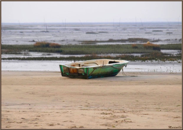 Canot à marée basse, côté plage de la jetée à Arès (Bassin d'Arcachon)