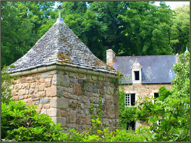 Le Manoir et une des annexes dans les Quatre Carrés - Les Jardins du Kerdalo à Trédarzec, Côtes d'Armor (22) 