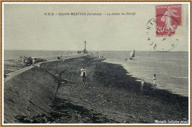 Gujan-Mestras autrefois : vers 1910-1920, la Jetée du Christ, la plage et l'entrée d'une pinasse à voile au Port de Larros, Bassin d'Arcachon (carte postale, collection privée)