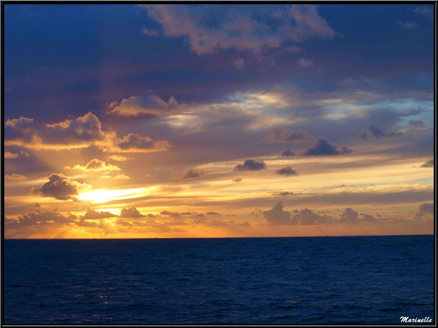 Coucher du soleil vu depuis la bordure de plage au lieu-dit La Corniche à Pyla-sur-Mer, Bassin d'Arcachon (33) 