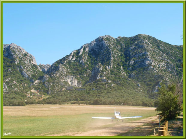 Un avion venant d’atterrir sur la piste de l'aérodrome de Romanin avec les Alpilles pour décor à Saint Rémy de Provence (13)