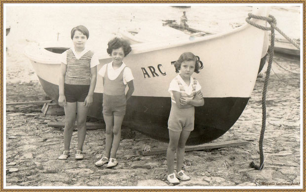 Gujan-Mestras autrefois : vers 1940, fillettes posant à côté d'une pinassotte (en premier, la plus petite est ma maman), Bassin d'Arcachon (photo de famille, collection privée)