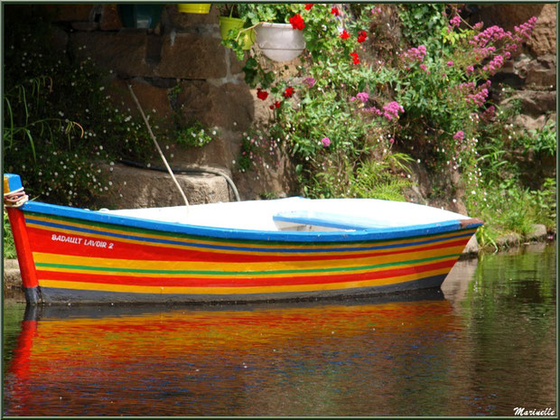  Ancien lavoir fleuri et son canot multicolore avec reflets, en bordure du Trieux, Pontrieux, Côte d'Armor (22) 