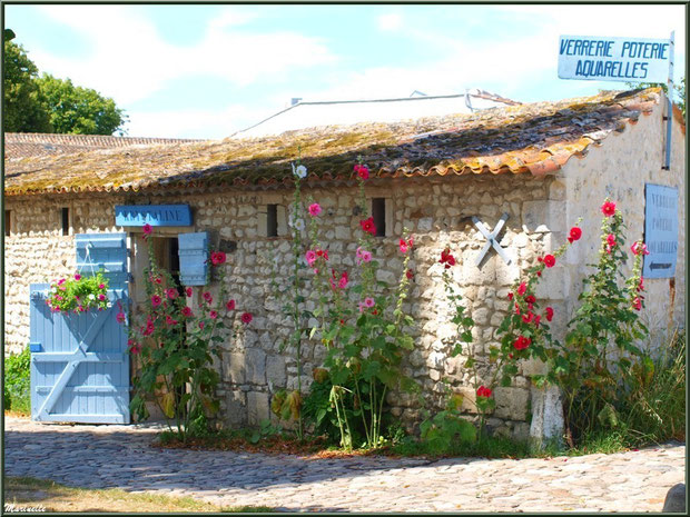 Ruelle, boutique et roses trémières à l'entrée du village de Talmon-sur-Gironde, Charente-Maritime