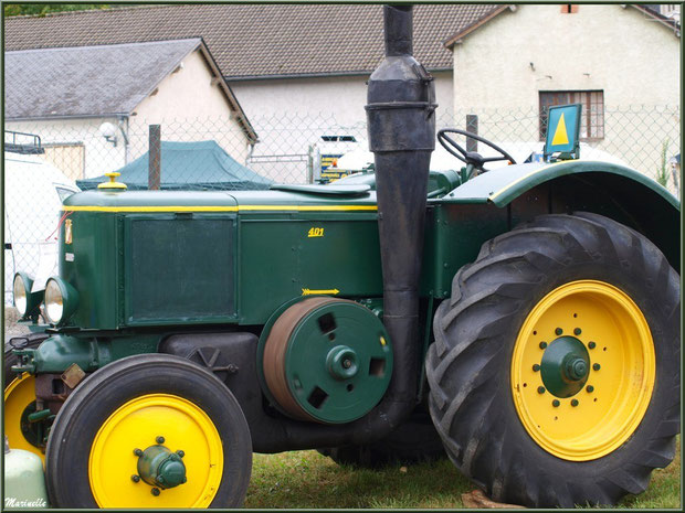 Exposition tracteurs anciens, ici Société Française modèle 1950, Fête au Fromage, Hera deu Hromatge, à Laruns en Vallée d'Ossau (64)