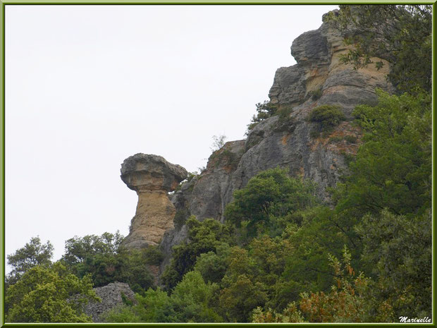 En chemin vers la source miraculeuse de l'Ermitage Saint Gens, village de Le Beaucet, Lubéron (84)