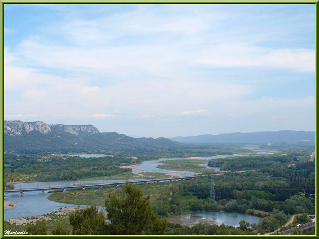 Vue panoramique sur la vallée de la Durance depuis les jardins de la chapelle Notre Dame de Beauregard, village d'Orgon, entre Alpilles et Lubéron (13)