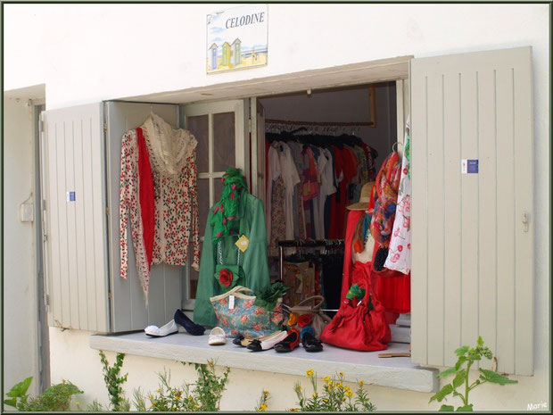 Fenêtre commerçante dans une ruelle à Talmont-sur-Gironde, Charente-Maritime