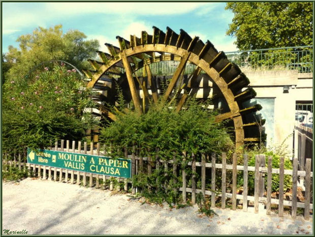 La roue à eau extérieure du moulin à papier "Vallis Clausa", Fontaine de Vaucluse, Pays de La Sorgue, Vaucluse (84)