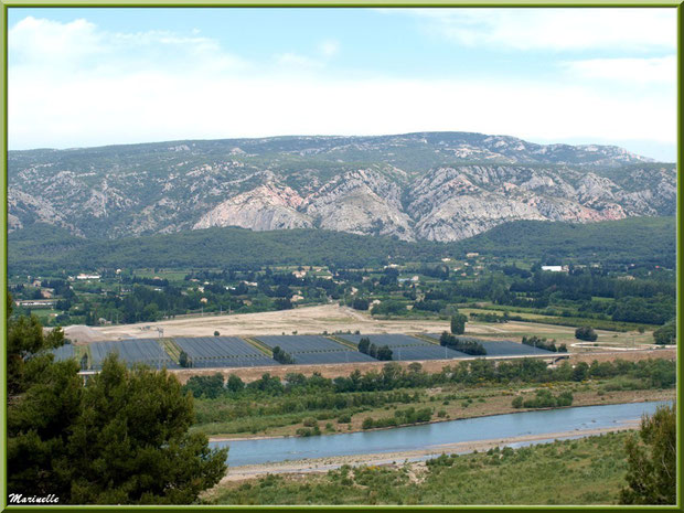 Vue panoramique sur la vallée de la Durance depuis les jardins de la chapelle Notre Dame de Beauregard, village d'Orgon, entre Alpilles et Lubéron (13) : on distingue les serres de melons de Cavaillon 