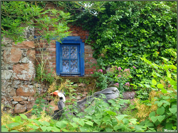 Petite fenêtre et jardinet en bordure du Trieux, Pontrieux, Côte d'Armor (22) 