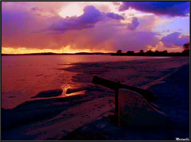 Un des deux canons sur un côté de la jetée à Arès, au coucher du soleil (Bassin d'Arcachon)