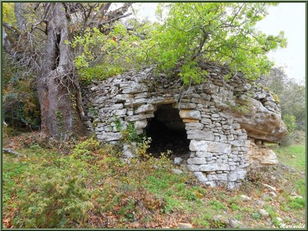 Borie en chemin vers la source miraculeuse de l'Ermitage Saint Gens, village de Le Beaucet, Lubéron (84)