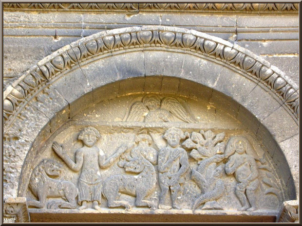 La chapelle Saint Gabriel à Saint Etienne du Grès dans les Alpilles (Bouches du Rhône) : le tympan où Adam, Eve, Daniel et ses lions cohabitent