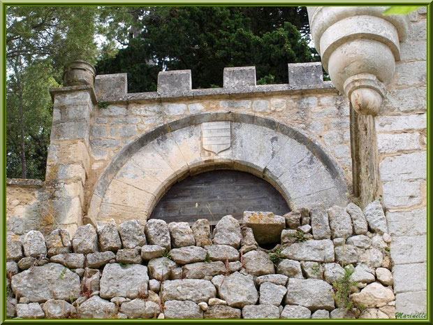 Fortifications anciennes dans le village d'Oppède-le-Vieux, Lubéron (84)