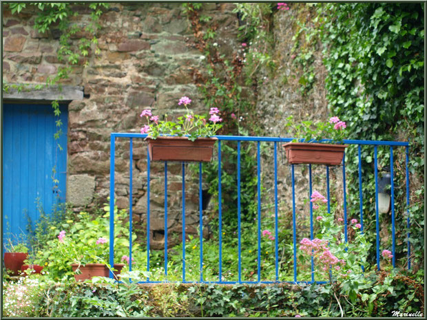 Jardinet d'un ancien lavoir en bordure du Trieux, Pontrieux, Côte d'Armor (22)  